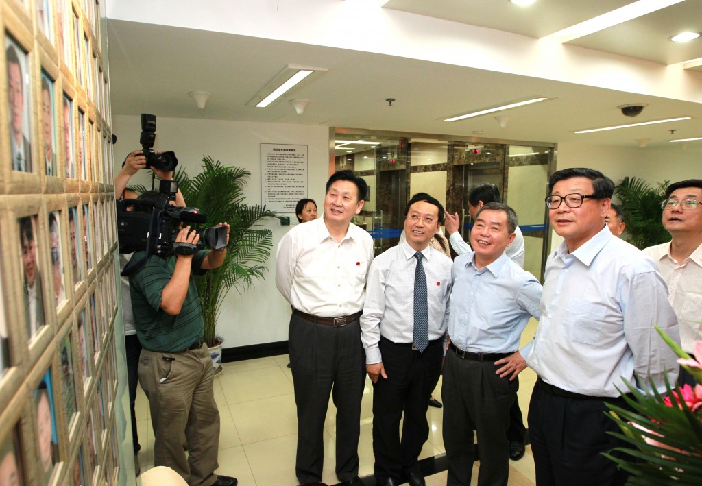 中国社科院党组副书记、常务副院长王伟光,院党组成员、副院长高全立,院党组成员、副院长李扬等在“财经院大家庭”前驻足
